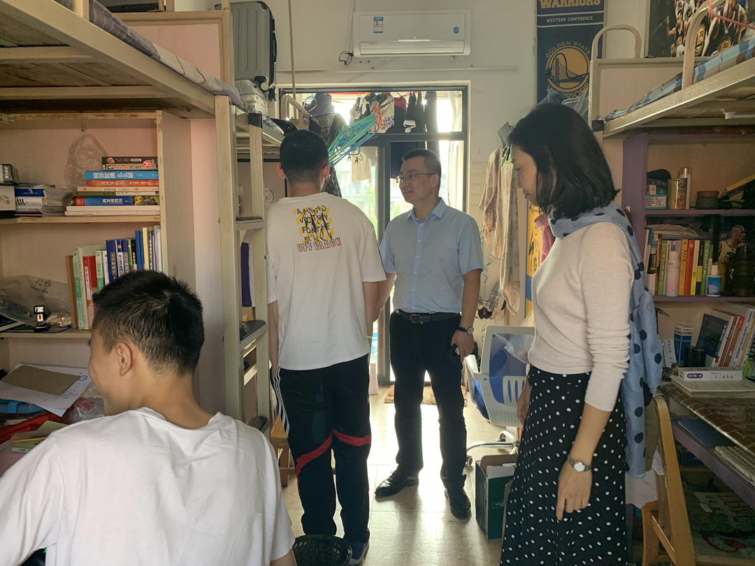 陈勇、谢力 走访 2016级本科生宿舍002.jpg 陈勇、谢力 走访 2016级本科生宿舍002.jpg