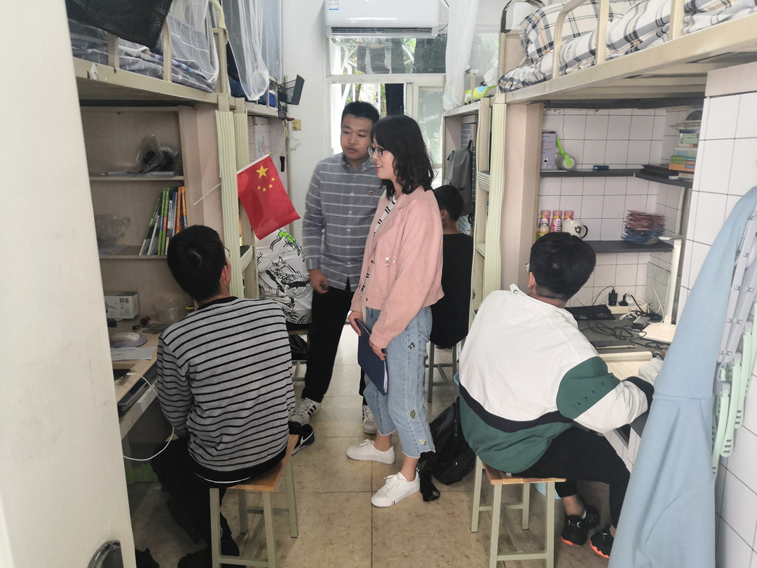 薛逸凡、郭冰倩 走访 2019级本科生宿舍-001.jpg 薛逸凡、郭冰倩 走访 2019级本科生宿舍-001.jpg